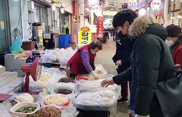 인천 부평시장에서 장을 보는 소비자. / 한국농수산식품유통공사 제공