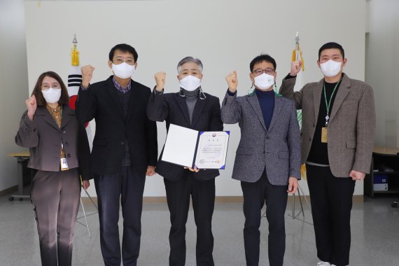 전범권 한국등산·트레킹센터 이사장(왼쪽3번째)과 직원들이 지난해 12월 말 공공데이터 개방활용유공 행정안전부장관 표창을 수상한 뒤 기념촬영을 하고 있다. /한국등산트레킹지원센터 제공