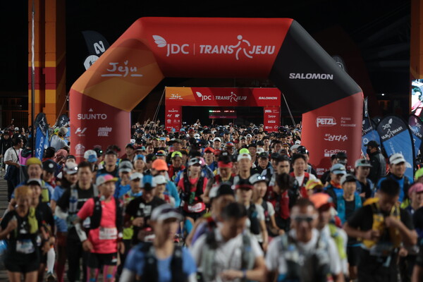 2022 Trans Jeju 국제 트레일러닝대회 50km, 100km 출발 모습 [서귀포시 제공]