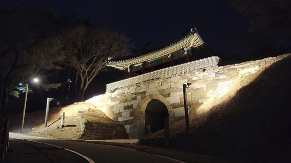  야간조명 밝힌 남한산성 북문 전경 [경기도 제공]